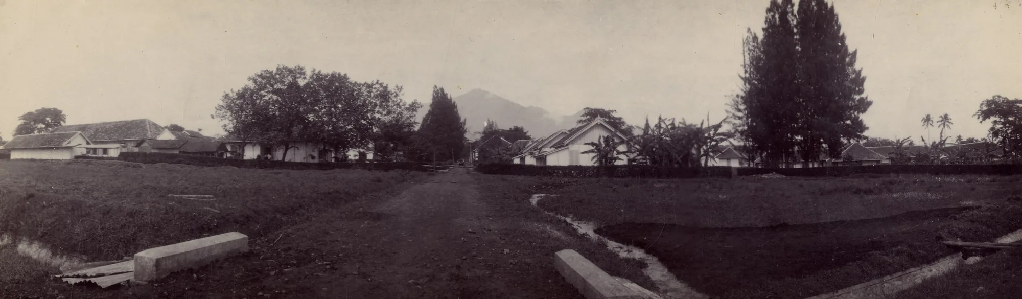 Panorama Krankzinnigengesticht Soemberporong di Lawang, kini RS Jiwa dr. Radjiman Wediodiningrat. Sumber: KITLV 43331 (CC BY 4.0).